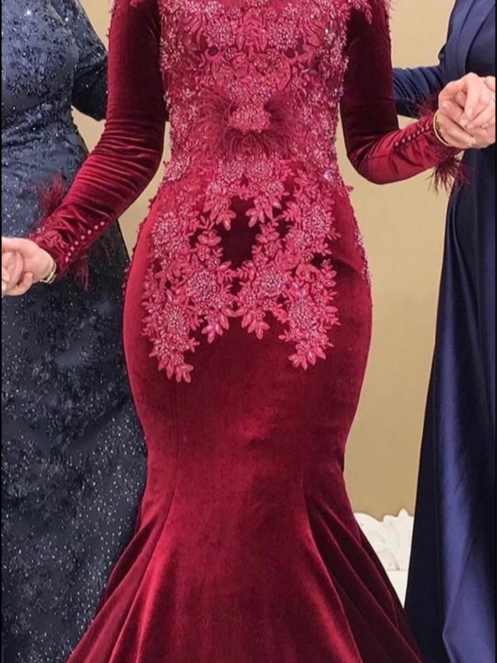 Elegant Burgundy Velvet Lace-Appliquรฉ Mermaid Dress
